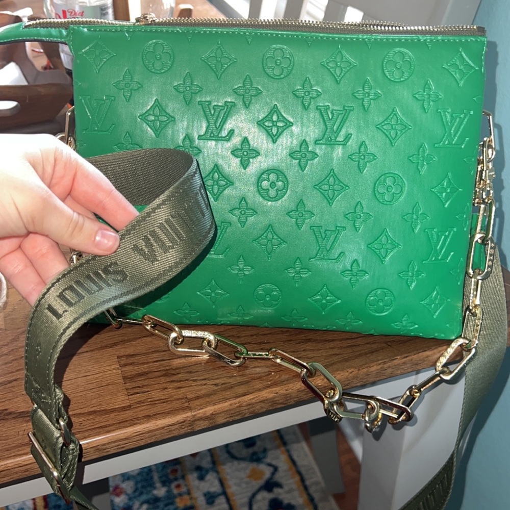 LfOaUkIeS VUITTON PURSE